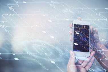 Teknolojiye çifte maruz kalma, hologram ve cep telefonu kullanan bir kadın..