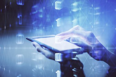 Teknolojiye çifte maruz kalma, hologram çizimi ve cep telefonu kullanan bir kadın. Ai kavramı