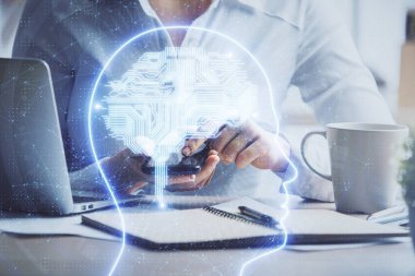 Beyin çizimine çift pozlama ve cep telefonu kullanan kadın hologramı..