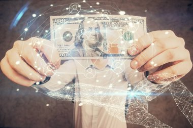Sosyal ağ temasının çoklu pozlandırılması hologram, Amerikan dolarları ve insan eli.