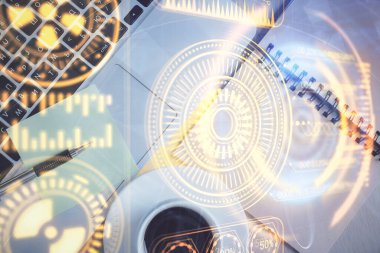 Teknoloji hologramı masaüstü arka planında bilgisayarın üzerine çiziyor. Üst Manzara. Çifte maruziyet. Teknoloji kavramı.