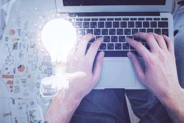 Bilgisayar klavyesi ve ampul hologramı çizimlerinin üzerine iki kez yazı yazan bir adamın eline maruz kalmak. Üst Manzara. Fikir kavramı.