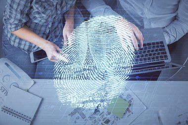 Birlikte çalışan kadın ve erkeğin parmak izi çizimlerine iki kez maruz kalmışlar. Bilgisayar arkaplanı. Üst Manzara. Güvenlik kavramı.