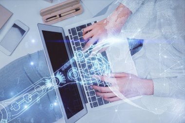 Bilgisayar ve teknoloji temalı hologram çizimlerinde çalışan kadın elleri çift pozlama. Üst Manzara. Teknoloji konsepti.
