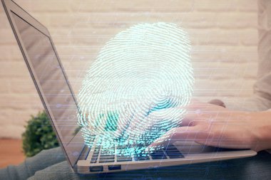 Bilgisayarda yazı yazan ve parmak izi çizimi yapan bir kadının ellerine iki kez maruz kalmış. Güvenlik kavramı.