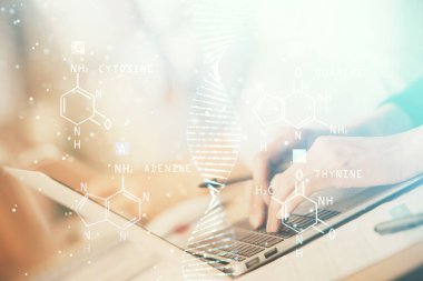 Bilgisayarda yazı yazan ve DNA hologramı çizen bir kadının ellerine iki kez maruz kalmış. Tıp eğitimi kavramı.