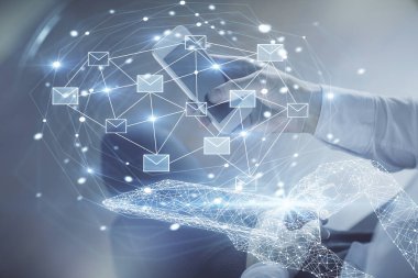 Dijital bir cihaz kullanarak ve hologram çizimlerini sararak insanın ellerini iki kez tutarken görüntülendi. E- posta konsepti.