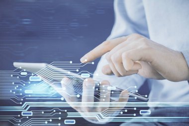 Dijital bir cihaz ve veri temalı çizim kullanan bir adamın el ele tutuşması. Yenilik kavramı.