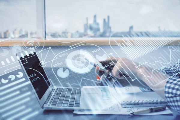 Dijital bir cihaz ve teknoloji temalı hologram çizimi kullanarak insanın elini tutarken çift pozlama. Teknoloji konsepti.