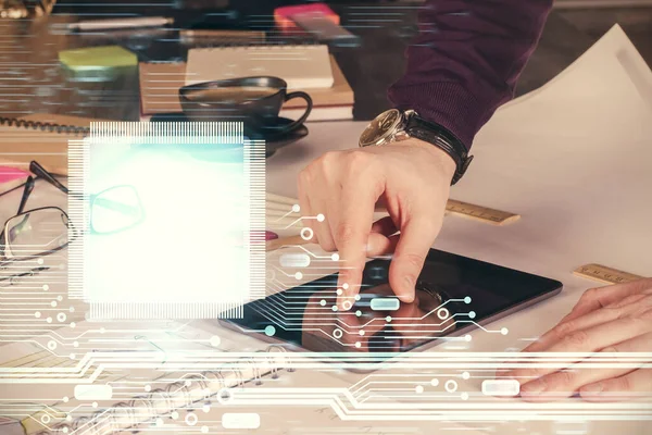 Bir adamın elini tutarken ve dijital bir cihaz ve veri temalı çizim kullanırken çift pozlama. Teknoloji konsepti.