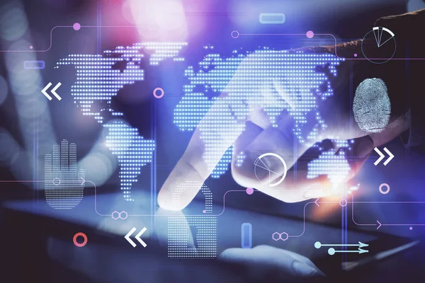 Dijital bir cihaz ve harita kullanarak insanın elini tutarken birden fazla pozlama. Uluslararası iş kavramı.