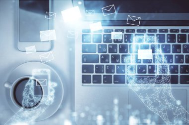 Masaüstü arkaplanındaki bilgisayarın üzerine hologram çizimi yap. Üst Manzara. Çifte maruziyet. Teknoloji konsepti.