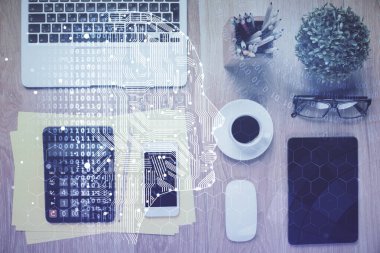 Çalışma masası üzerinde beyin çizimlerinin çoklu maruziyeti. Üst Manzara. Küresel veri analiz kavramı.