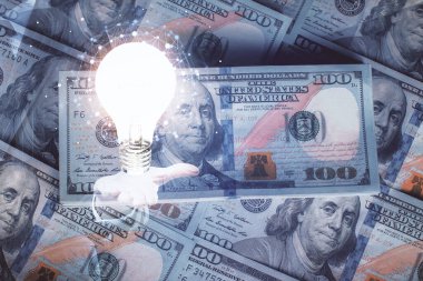 Arka planda Amerikan Doları 'na çekilen ampulün iki katı yansıması. Fikir kavramı.