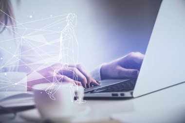 Bilgisayarda yazı yazan ve yaratıcı çizimler yapan kadınların ellerine iki kez maruz kalıyoruz. Başlangıç konsepti.