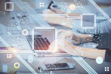 Bilgisayar ve veri temalı hologram çizimleri üzerinde çalışan kadın ellerine çok fazla maruz kalma. Teknoloji kavramı.