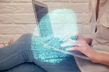 Bilgisayarda yazı yazan ve parmak izi çizimi yapan bir kadının ellerine iki kez maruz kalmış. Güvenlik kavramı.