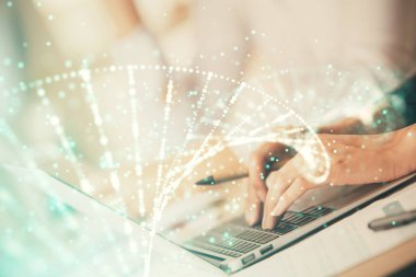 Bilgisayarda yazı yazan ve DNA hologramı çizen bir kadının ellerine iki kez maruz kalmış. Tıp eğitimi kavramı.