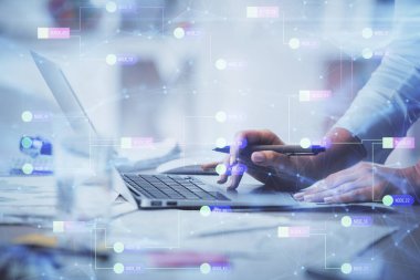 Bilgisayar ve veri temalı hologram çizimlerinde çalışan kadın elleri çift pozlama. Teknoloji kavramı.