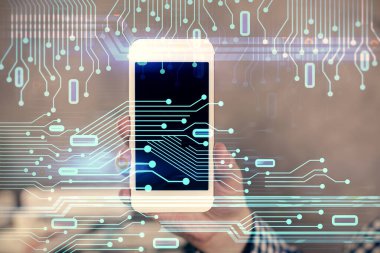 Bir adamın elini tutarken ve dijital bir cihaz ve veri temalı hologram çizimi kullanırken çift pozlama. Teknoloji konsepti.