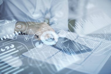 Dijital bir cihaz ve teknoloji temalı hologram çizimi kullanarak insanın elini tutarken çift pozlama. Teknoloji konsepti.