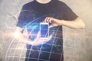 Dijital bir cihaz ve harita kullanarak insanın elini tutarken birden fazla pozlama. Uluslararası iş kavramı.