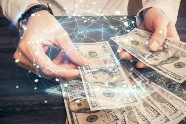 Sosyal ağ temasının çoklu pozlandırılması hologram, Amerikan dolarları ve insan eli.
