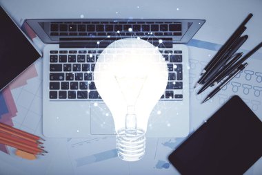 Masaüstü arka planında ampul çizimi. Üst Manzara. Çifte maruziyet. Fikir kavramı.