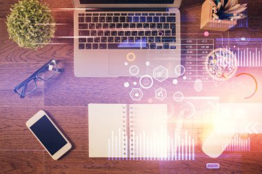 Bilgisayarla üst görünüm çalışma masası arkaplanı üzerinden hologram çizerek veri temasının çifte pozlandırılması. Teknoloji kavramı.