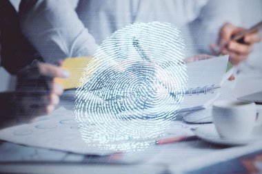 Arka planda not alan insanların parmak izi çizimlerine iki kez maruz kalmışlar. Güvenlik kavramı