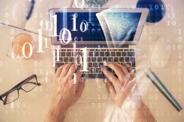 İnsan elinin bilgisayar klavyesi ve veri temalı hologram çiziminin üzerine yazarken çoklu pozlama. Üst Manzara. Teknoloji konsepti.