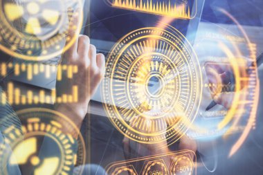 Kadın ve erkeğin birlikte çalışması ve hologram çizimi. Teknoloji konsepti. Bilgisayar arkaplanı.