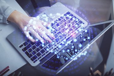Bilgisayar ve insan beyin hologramı çizimleri üzerinde çalışan kadın ellerine çok maruz kaldı. Ai teknoloji konsepti.