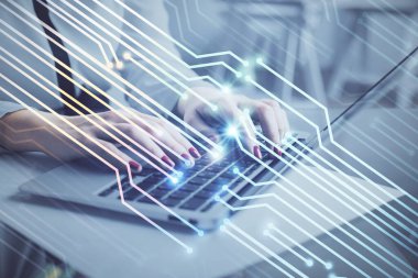 Bilgisayar ve veri temalı hologram çizimleri üzerinde çalışan kadın ellerine çok fazla maruz kalma. Teknoloji kavramı.