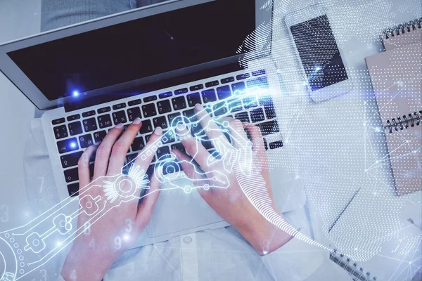 Bilgisayar ve teknoloji temalı hologram çizimlerinde çalışan kadın elleri çift pozlama. Üst Manzara. Teknoloji konsepti.