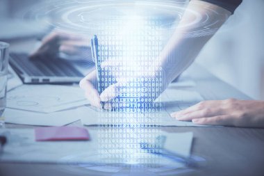 Bilgisayar ve veri temalı hologram çizimlerinde çalışan kadın elleri çift pozlama. Teknoloji kavramı.