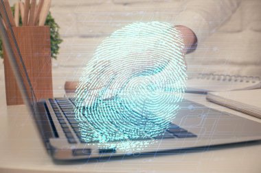 Bilgisayarda yazı yazan ve parmak izi çizimi yapan bir kadının ellerine iki kez maruz kalmış. Güvenlik kavramı.