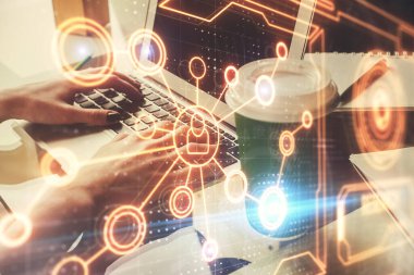 Kadın elinin bilgisayar ve sosyal ağ temalı hologram çizimlerinde çifte pozlama. Halk medyası kavramı.