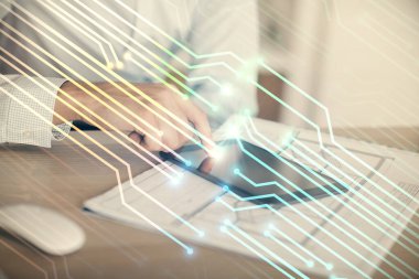 Bir adamın elini tutarken ve dijital bir cihaz ve veri temalı hologram çizimi kullanırken çift pozlama. Teknoloji konsepti.