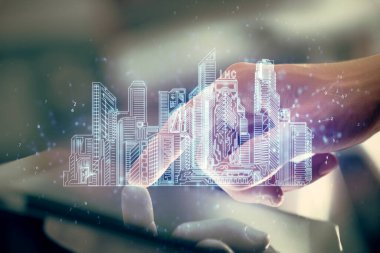 Dijital bir cihaz ve şehir çizimi kullanarak insanın ellerini tutarken çift pozlama.