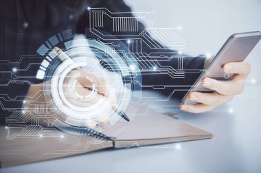 Teknolojiye çifte maruz kalma, hologram ve cep telefonu kullanan bir kadın..