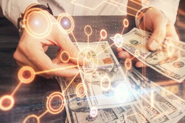Sosyal ağ temasının çoklu pozlandırılması hologram, Amerikan dolarları ve insan eli.