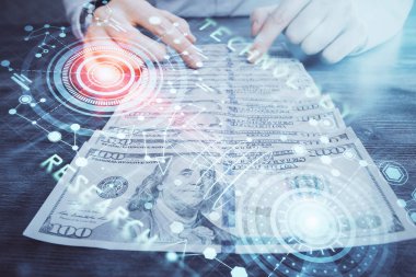 Teknolojinin iki katına çıkması hologram, dolar banknotları ve insan eli. Veri kavramı