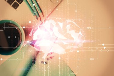 Üst görünüm çalışma masası arka planında bilgisayarla beynin hologramına çoklu pozlama. Büyük veri kavramı.