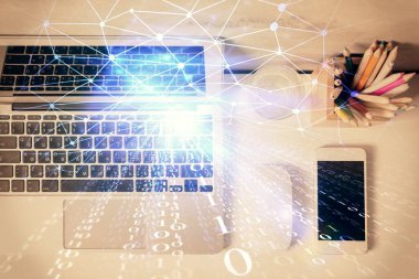 Bilgisayarlı çalışma masası arkaplanının üst görüntüsü üzerinde hologram çizimi yapılan çok sayıdaki veriye maruz kalma. Teknoloji kavramı.