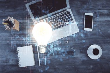 Masaüstü arka planında ampul çizimi. Üst Manzara. Çifte maruziyet. Fikir kavramı.