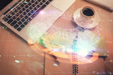 Bilgisayarla üst görünüm çalışma masası arkaplanı üzerinden hologram çizerek veri temasının çifte pozlandırılması. Teknoloji kavramı.
