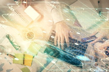 Kadın ve erkeğin birlikte çalışması ve veri temalı hologram çizimi. Bilgisayar arkaplanı. Üst Görünüm.