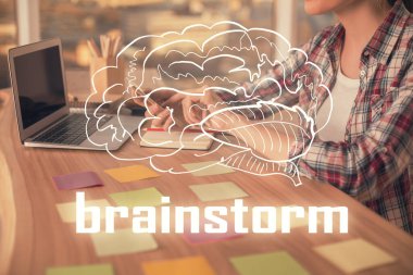 Bilgisayarda yazı yazan ve yaratıcı çizimler yapan kadınların ellerine iki kez maruz kalıyoruz. Başlangıç konsepti.