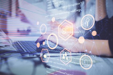 Bilgisayar ve veri temalı hologram çizimleri üzerinde çalışan kadın ellerine çok fazla maruz kalma. Teknoloji kavramı.